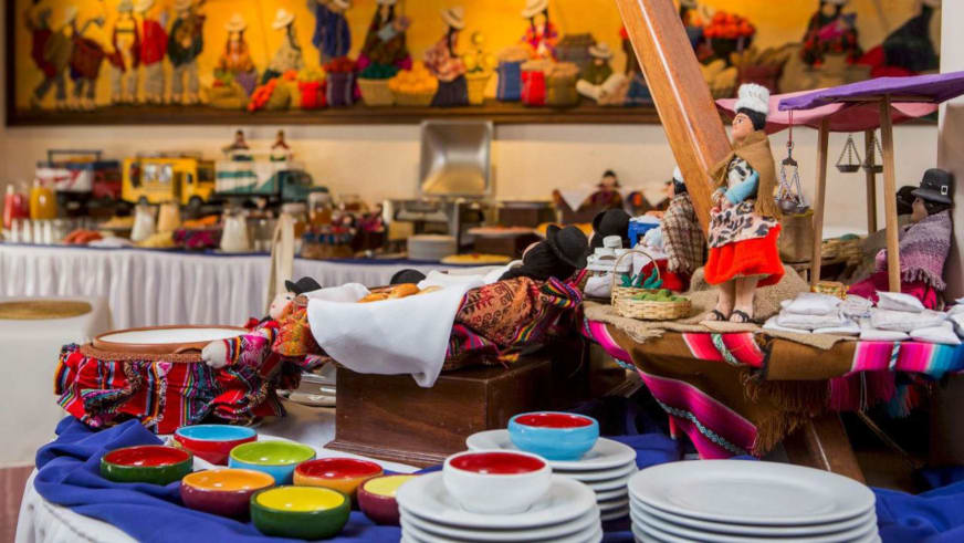 Bunter Marktstand in der Nähe des Hotel Rosario La Paz mit traditioneller bolivianischer Keramik und Handwerkskunst.