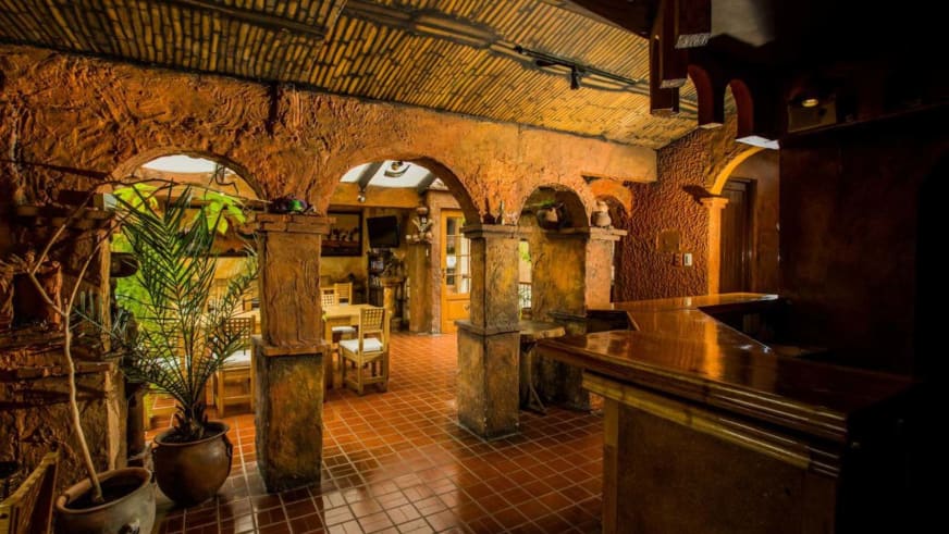 Historisches Restaurant mit Gewölbearchitektur im Hotel Rosario La Paz mit warmer Beleuchtung.