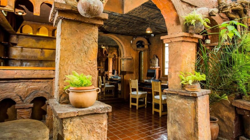 Hotellobby mit Steinsäulen und traditioneller Architektur im Hotel Rosario La Paz.