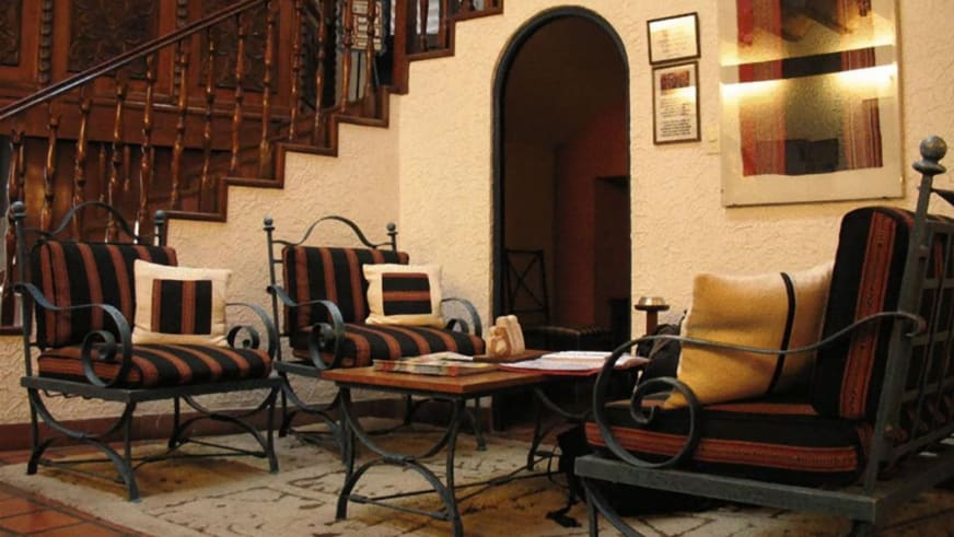 Gemütlicher Sitzbereich mit traditionellen Polstermöbeln im Hotel Rosario La Paz.