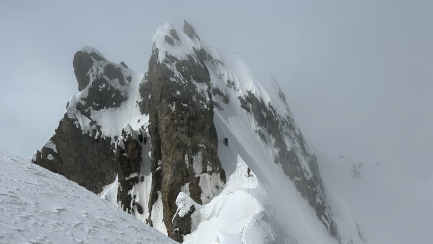 In winterlicher Hochgebirgslandschaft sind Bergführer Josef Mayr und eine weitere Person auf verschneiten Hängen unterwegs.