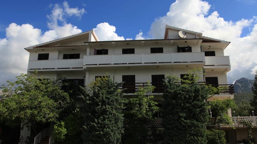 Außenansicht des Hotel Rajna Paklenica, ein weißes dreistöckiges Gebäude in Kroatien.