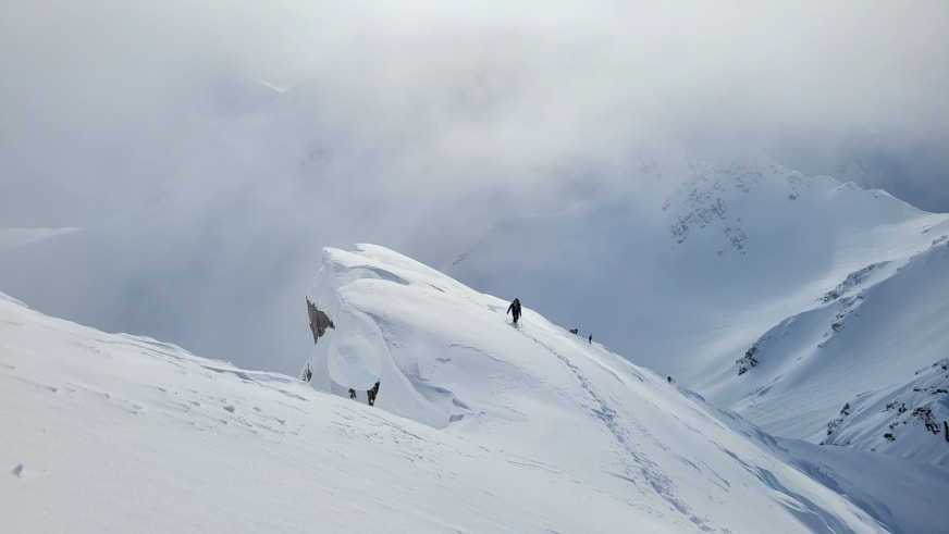 Drei Personen auf Skitour in verschneiter norwegischer Berglandschaft, geführt von Bergführer Christoph Blumrich.