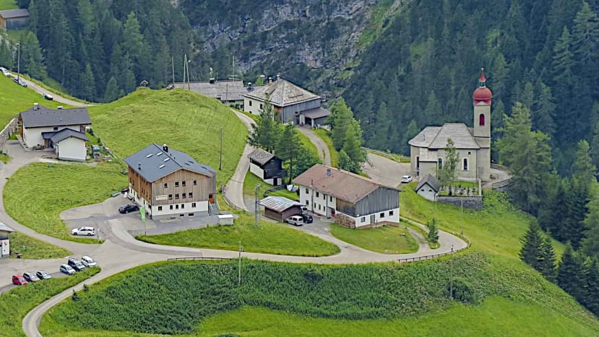 Luftaufnahme der Ortschaft Kaisers mit dem Edelweisshaus und traditionellen Alpenhäusern im Lechtal.