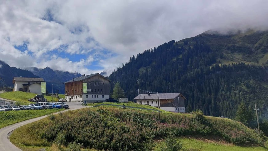 Das Edelweisshaus Kaisers mit traditionellem Holzgebäude und moderner Bergstation in den Lechtaler Alpen.