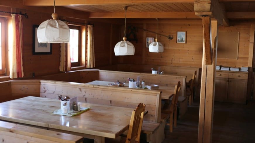 Traditioneller Gastraum der Oberwalder Hütte mit Holztischen und alpiner Einrichtung auf 2.973 m Höhe.