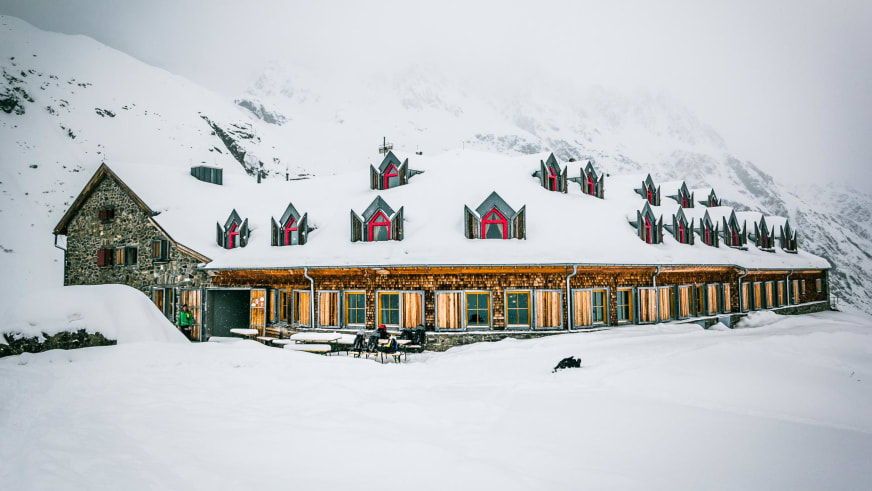 Panorama der Jamtalhütte im Jamtal mit tiefem Pulverschnee und schneebedeckten Berghängen.