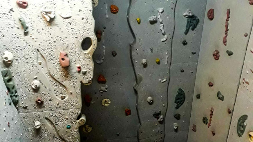 Kletterwand der Jamtalhütte mit verschiedenfarbigen Griffen für Indoor-Klettertraining.