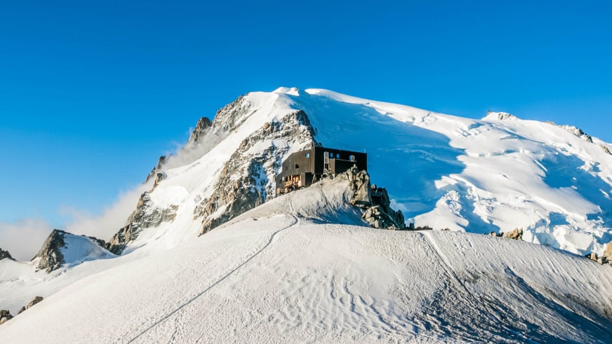 Hochtouren-Bergsteiger nutzen das Refuge des Cosmiques als Stützpunkt zwischen den Gletscherflächen.