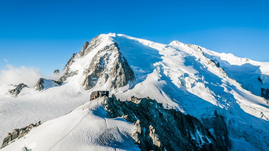Blick über das Refuge des Cosmiques auf die vergletscherten Gipfel des Mont-Blanc-Massivs.