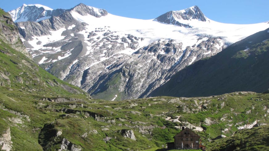 Blick auf die Johannishütte auf 2.121 m vor dem vergletscherten Venedigermassiv in den Hohen Tauern.
