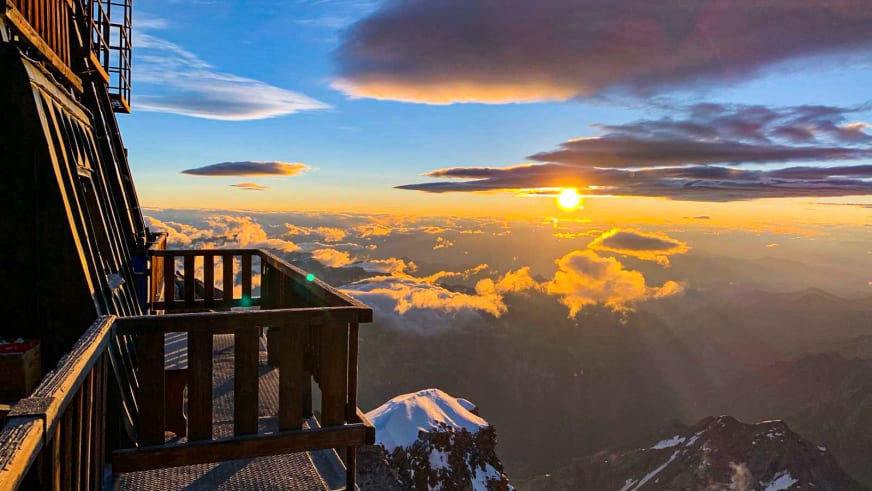 Sonnenaufgang über Wolkenmeer von der Aussichtsplattform der Capanna Margherita aus gesehen.