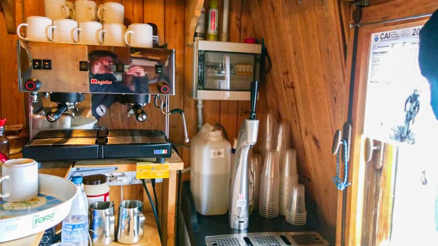 Professionelle Espressomaschine steht in der holzvertäfelten Küche der Capanna Margherita.