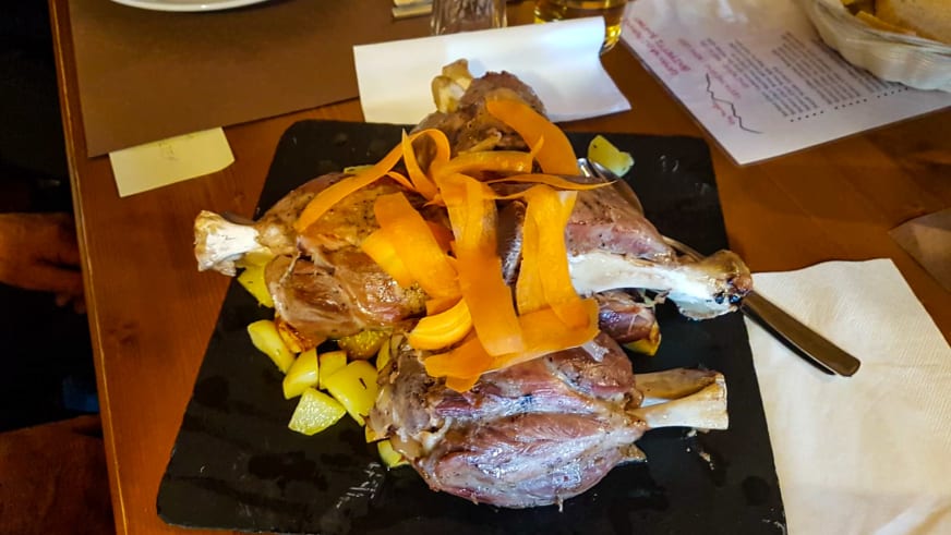 Geräucherter Fisch mit Gemüsegarnitur wird auf Schieferplatte in der Capanna Margherita präsentiert.