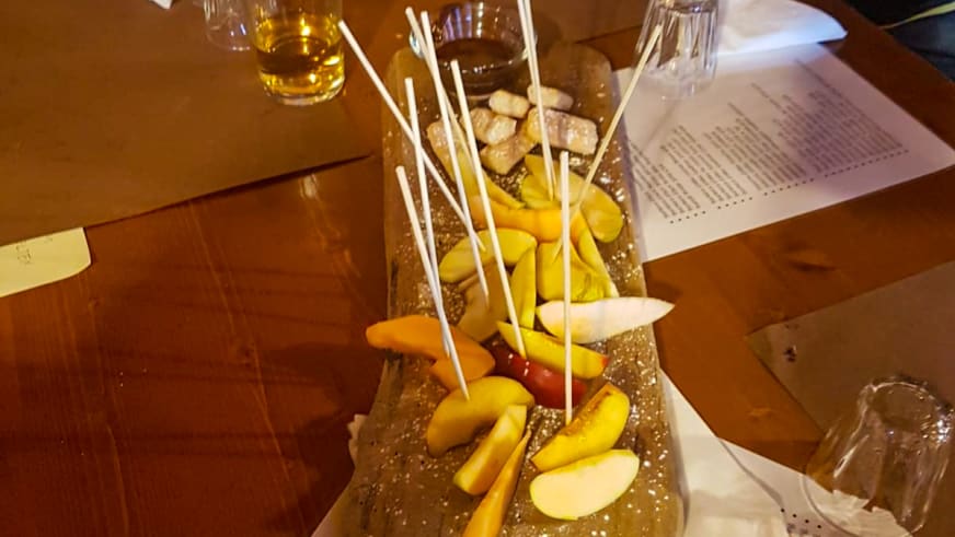 Käseplatte mit verschiedenen Sorten wird auf Holzbrett in der Capanna Margherita serviert.