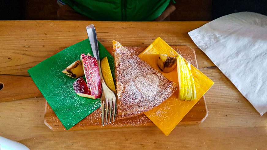 Pfannkuchen mit Erdbeeren und Puderzucker wird in der Capanna Margherita als Nachspeise serviert.