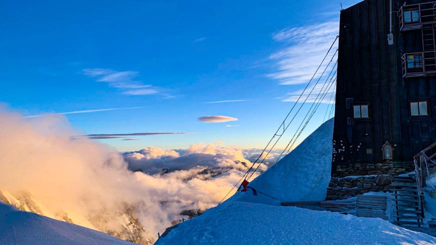 Panorama der Capanna Margherita über einem geschlossenen Wolkenmeer in den Walliser Alpen.