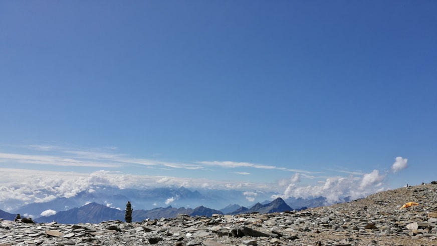 Bergwanderer genießen das Panorama vom Rifugio Quintino Sella al Felik über die Gletscherlandschaft der Walliser Alpen.