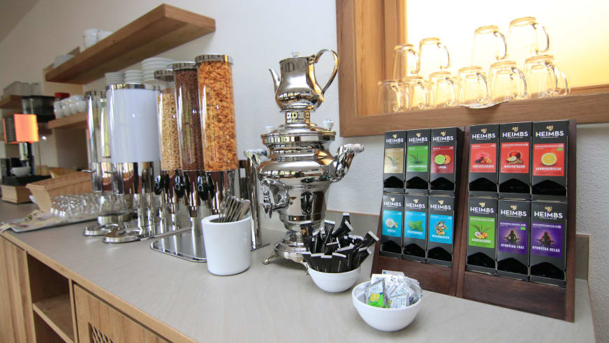 Frühstücksbuffet im Alpinhotel Berchtesgaden mit Samowar und Müsli-Station aus hellem Holz.