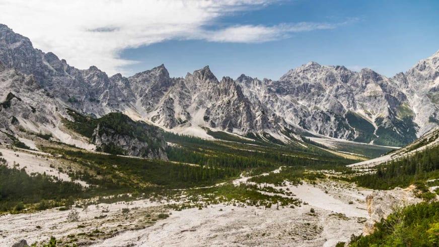 Blick über das Wimbachtal zur Wimbachgrieshütte mit Kalksteinbergen und Schuttfeldern in den Berchtesgadener Alpen.
