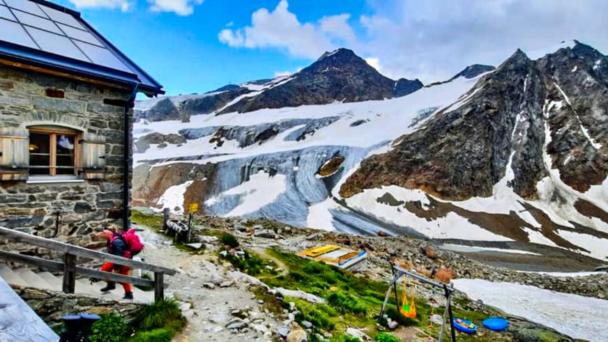 Blick von der Terrasse der Braunschweiger Hütte auf den Gletscher und die vergletscherten Gipfel der Ötztaler Alpen.