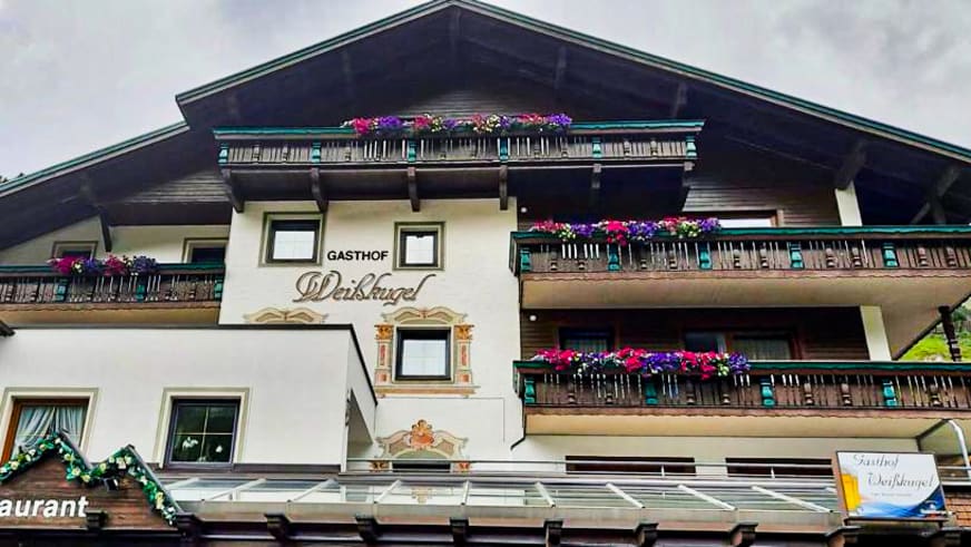 Außenansicht des Gasthof Weißkugel in Vent mit bunten Blumenbalkonen und typischer Tiroler Architektur.