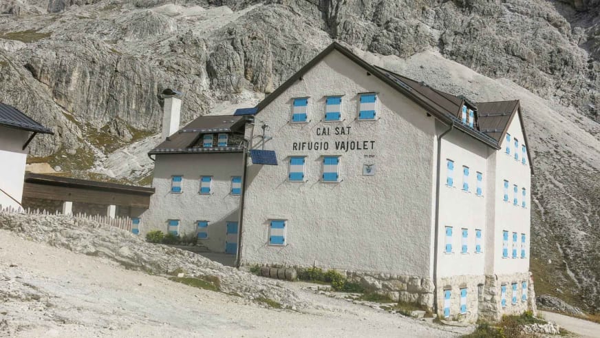 Das Rifugio Vajolet steht unter steilen Dolomitfelsen im Rosengarten auf 2246 m Höhe.
