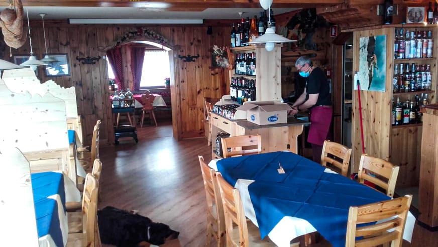 Das Restaurant im Rifugio Lagazuoi präsentiert sich mit massiven Holzbalken und gemütlicher Atmosphäre.
