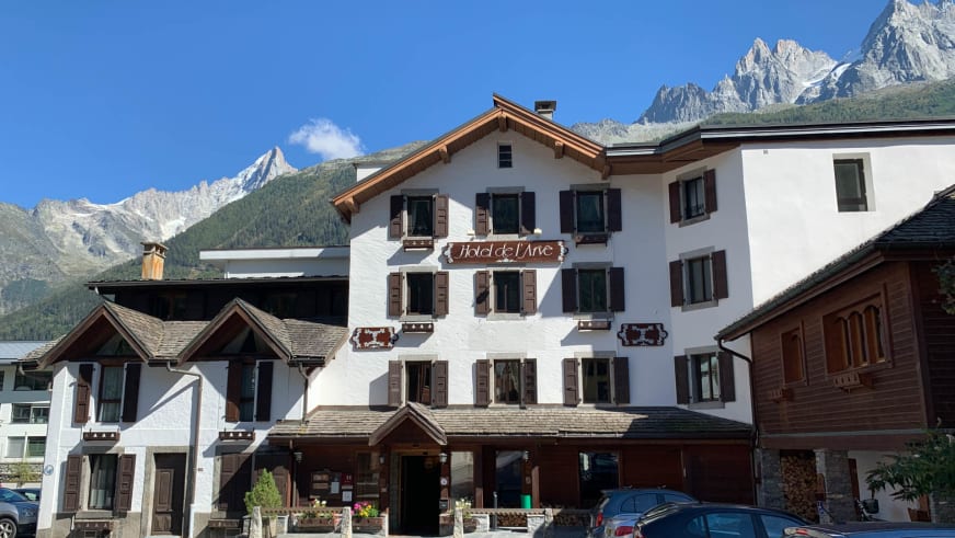 Das Hotel de L'Arve Chamonix vor der Kulisse schneebedeckter Gipfel des Mont-Blanc-Massivs.
