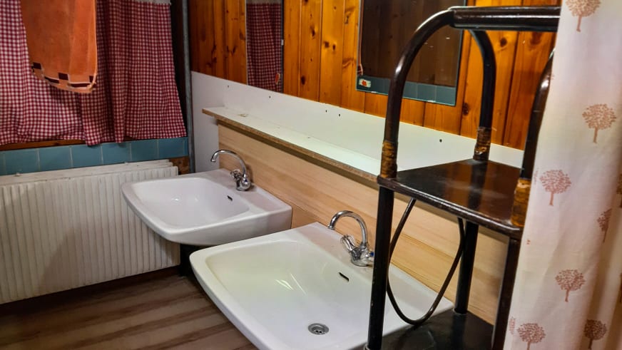 Waschraum der Oberen Maxlraineralm mit zwei Waschbecken und türkisfarbenen Fliesen.