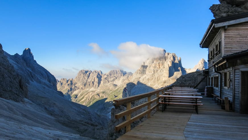 Die Grasleitenpasshütte steht umgeben von den steilen Felswänden des Rosengarten-Massivs.
