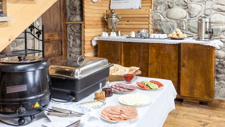 Reichhaltiges Frühstücksbuffet der Villa Mestia mit georgischen Spezialitäten, Aufschnitt und traditionellem Samowar.