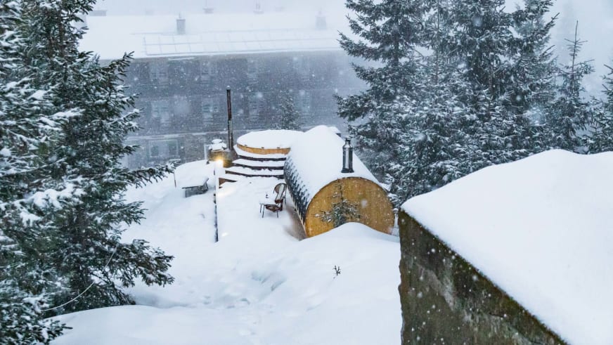 Verschneite Cabana Negoiu während starkem Schneefall in den rumänischen Karpaten auf 1540 m Höhe.