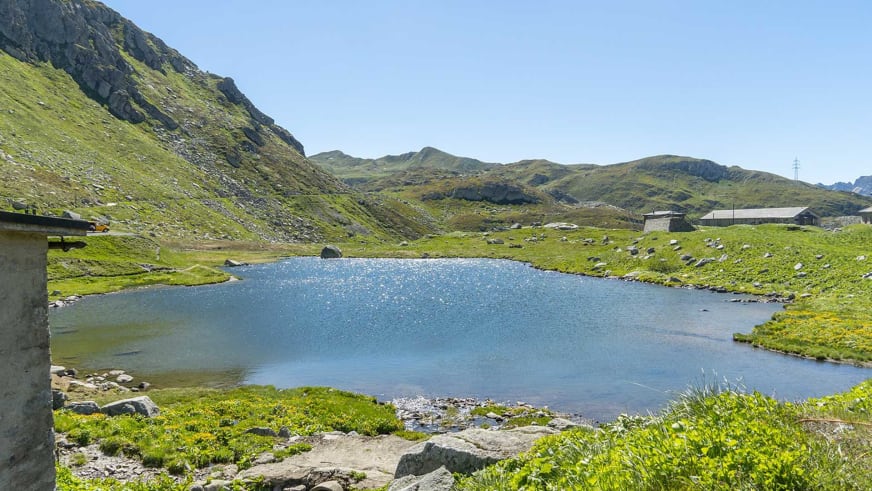 Kleiner Bergsee in der Nähe des Albergo San Gottardo auf der alpinen Hochebene des Gotthardpasses.