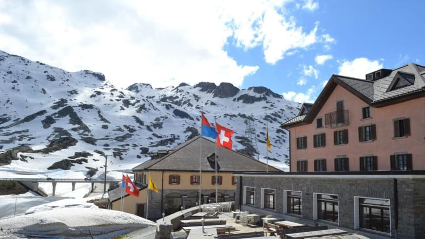 Winteransicht des Albergo San Gottardo auf 2.090 m am schneebedeckten Gotthardpass in der Schweiz.