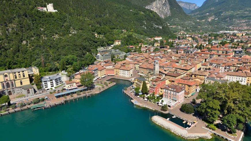 Luftaufnahme der Altstadt von Riva mit den Garda Hotels Riva **** am türkisfarbenen Gardasee umgeben von Bergen.