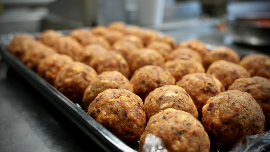 Goldbraune, frisch gebackene Brötchen mit Körnern in der Küche der Neuen Prager Hütte für das Hüttenfrühstück.