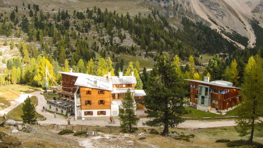 Luftaufnahme des Rifugio Lavarella auf der Fanes Alm zeigt die Hüttengebäude mit Wanderern und Berglandschaft.