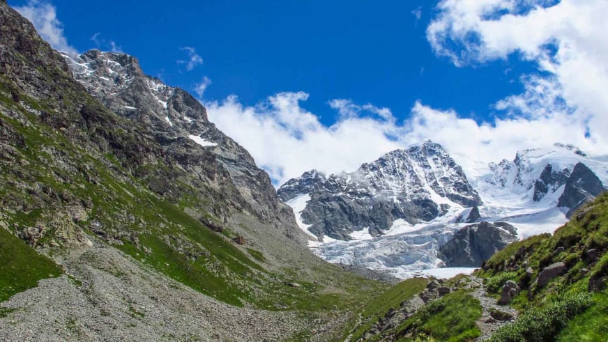 Blick von der Tschiervahütte auf den vergletscherten Biancograt mit Spaltenstrukturen und Seracs in den Bernina-Alpen.