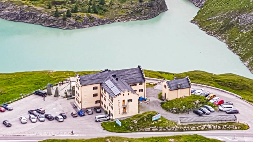 Das Glocknerhaus liegt direkt am türkisgrünen Gletschersee auf 2132 m Höhe in den Hohen Tauern mit großem Parkplatz.