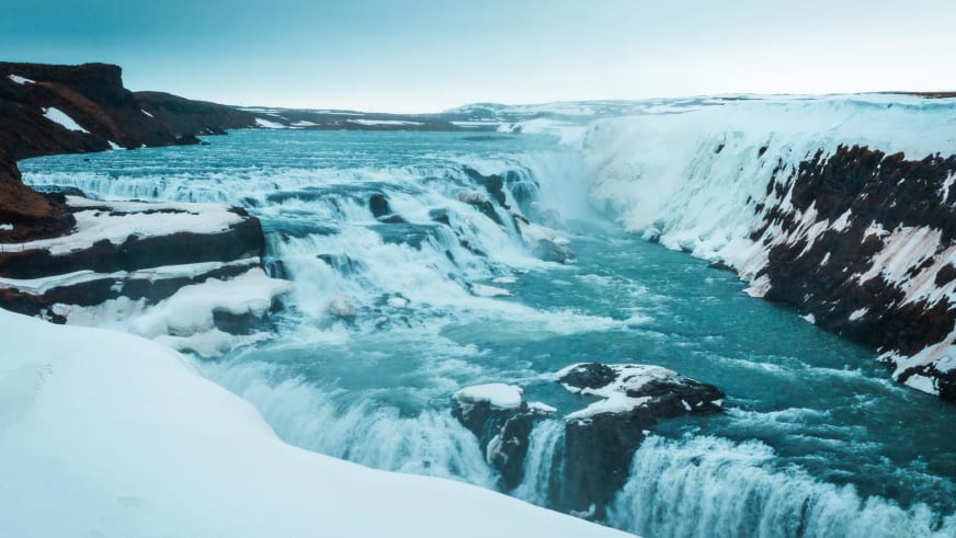 Der vereiste Gulfoss Wasserfall in Island liegt nahe dem Brimnes Hotel and Cabins im Winter.