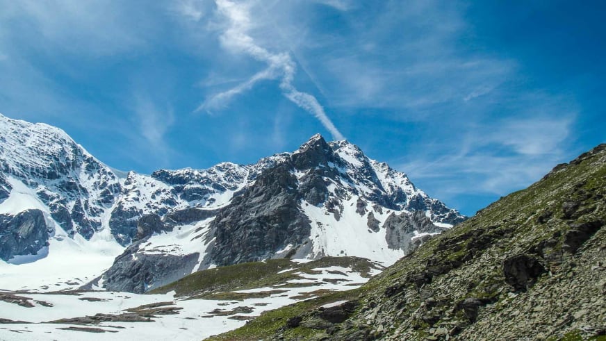 Blick vom Bereich der Hintergrathütte auf den schneebedeckten Ortler mit Felswänden und alpiner Landschaft.