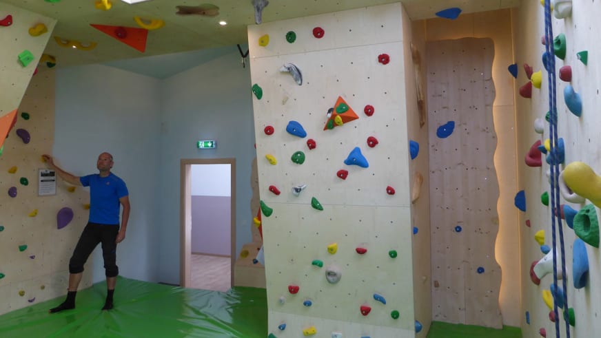 Der Boulderraum im Gimpelhaus bietet Kletterwände mit bunten Griffen für Alpinkletterkurse bei schlechtem Wetter.