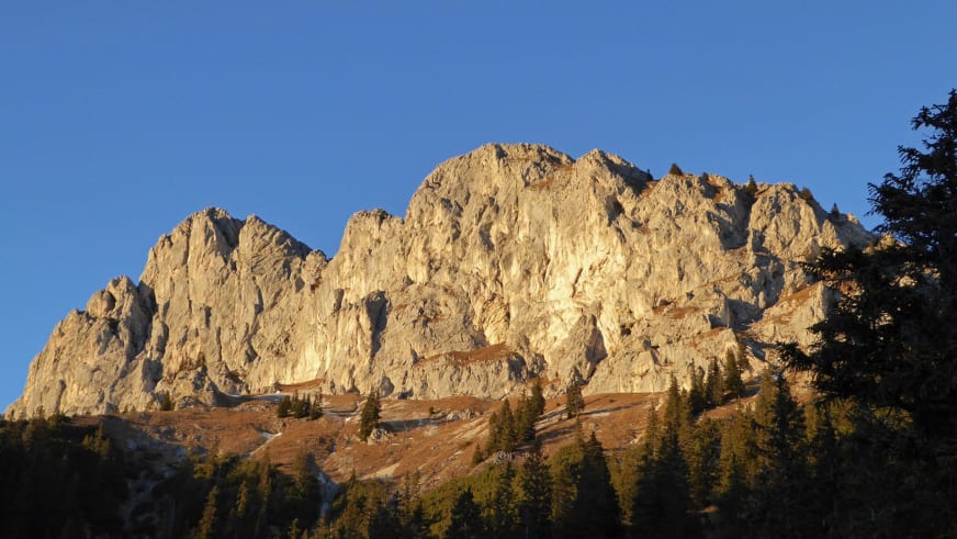 Steile Kalksteinwände beim Gimpelhaus bieten Kletterrouten im Tannheimer Tal in Österreich.