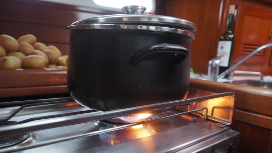 In der Kombüse der griechischen Yacht auf Kalymnos wird auf dem Gasherd mit Gasflamme gekocht.