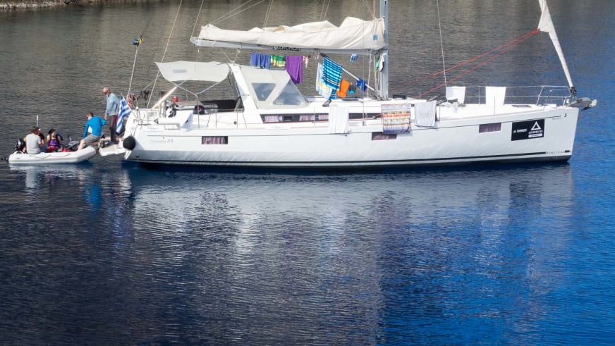Beneteau Oceanis der griechischen Yacht mit Crew an Deck ankert in den blauen Gewässern vor Kalymnos.
