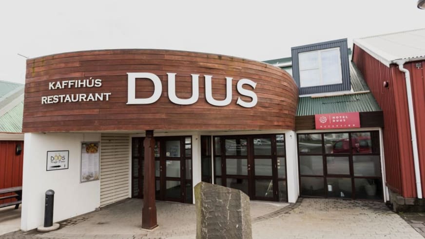 Außenansicht des Hotel Duus by Keflavik Airport mit Holzfassade, Restaurant und Rezeption in nordischer Architektur.