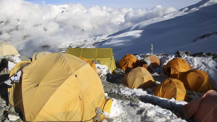 Hochlager Mera Peak mit gelben und orangen Expeditionszelten auf schneebedecktem Plateau in der Barun-Region.