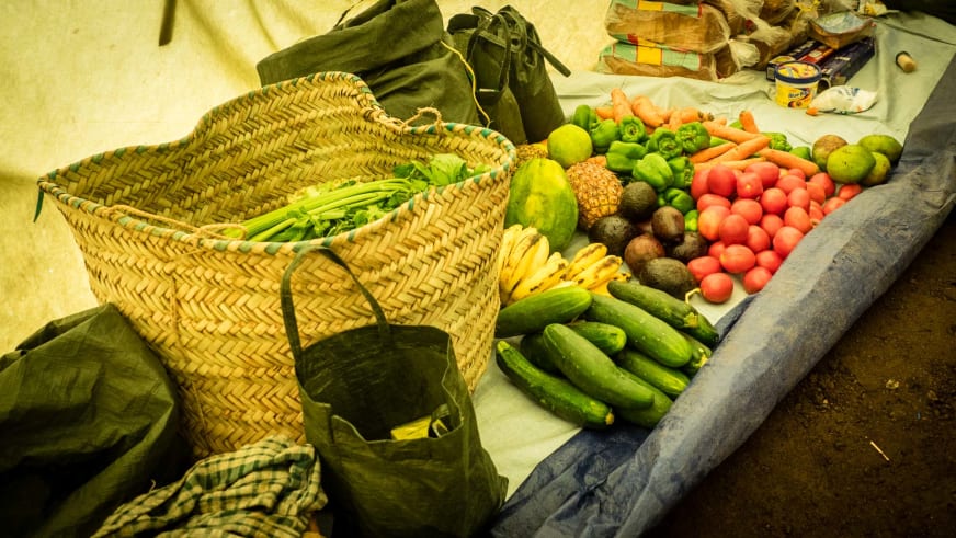 Tropische Früchte und Gemüse ausgebreitet in der Expeditionsküche des Zeltcamp am Kilimanjaro für die Verpflegung.