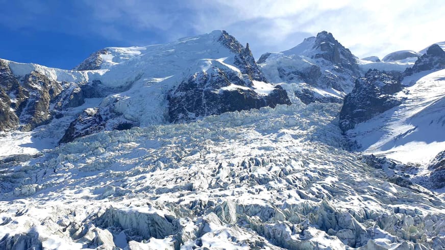 Skitour Mont Blanc: Weitläufiges Seracfeld mit zerklüfteten Eistürmen und bläulichen Gletscherspalten im Mont-Blanc-Massiv.